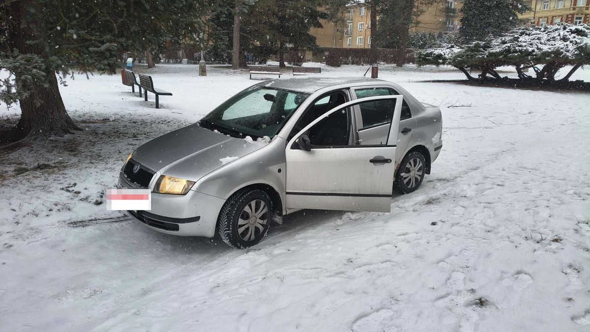 Auto ve Varnsdorfu táhlo na laně snowboardistu