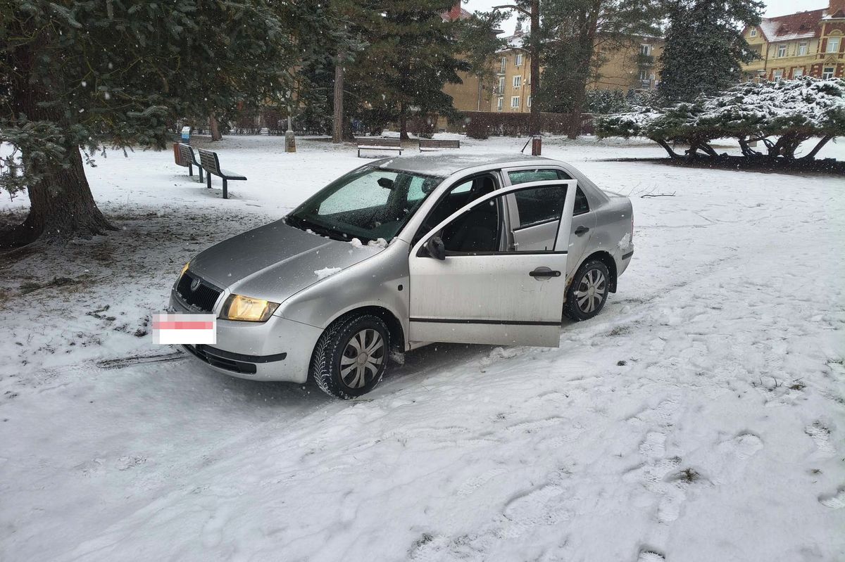 Auto ve Varnsdorfu táhlo na laně snowboardistu
