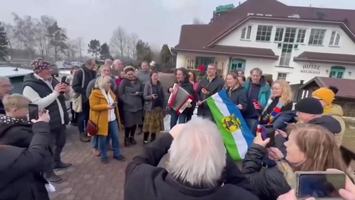 Macinka chtěl by teď všecko, chová se jak malé děcko, zpívali Valaši cestou do Prahy