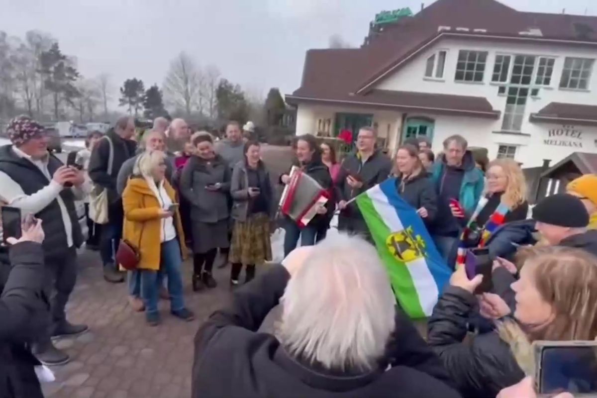 Macinka chtěl by teď všecko, chová se jak malé děcko, zpívali Valaši cestou do Prahy