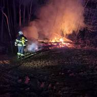 Při požáru stavební buňky našli hasiči torzo ohořelého těla muže.