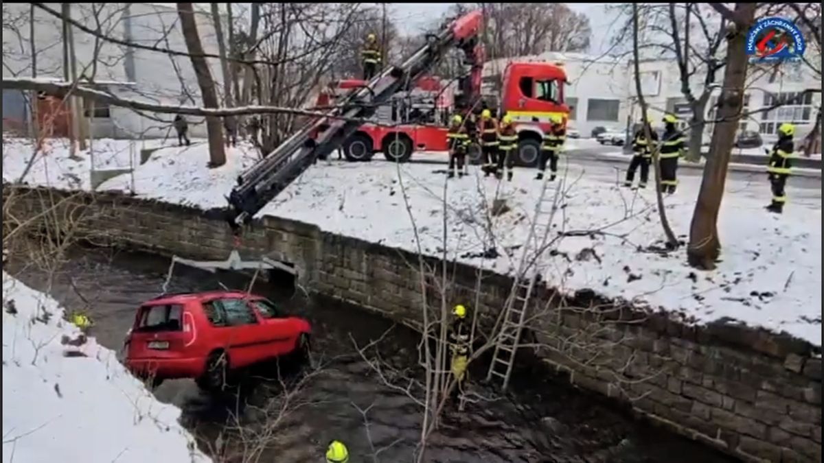 Auto po nehodě v Liberci skončilo v řece, zraněnému řidiči pomohli hasiči