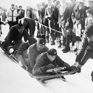 Americký tým ve čtyřbobu. V porovnání s dneškem jde vlastně o jiný sport.