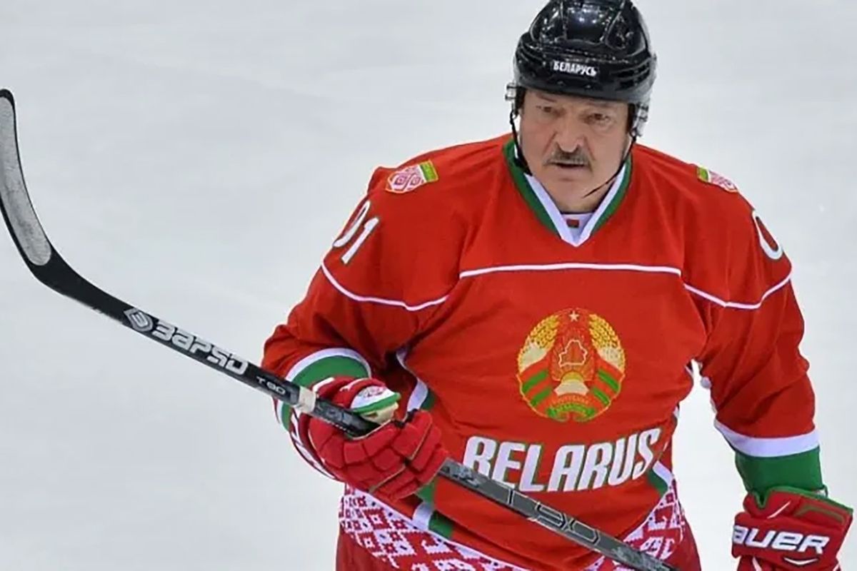 Lukašenko se opět objevil na ledě. Dal podivuhodný gól 