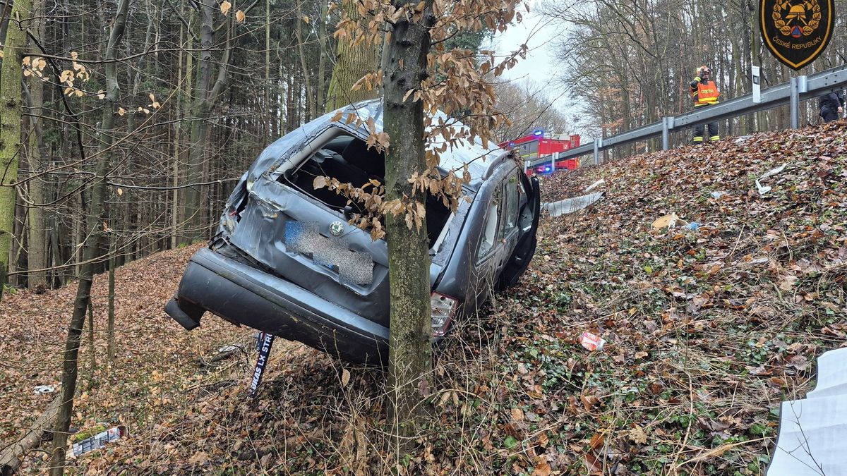 Řidič na Zlínsku sjel z prudkého svahu a autem se zaklínil o strom