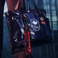 Velká kabelka značky Lululemon pro Kanaďany na veškeré nezbytnosti.