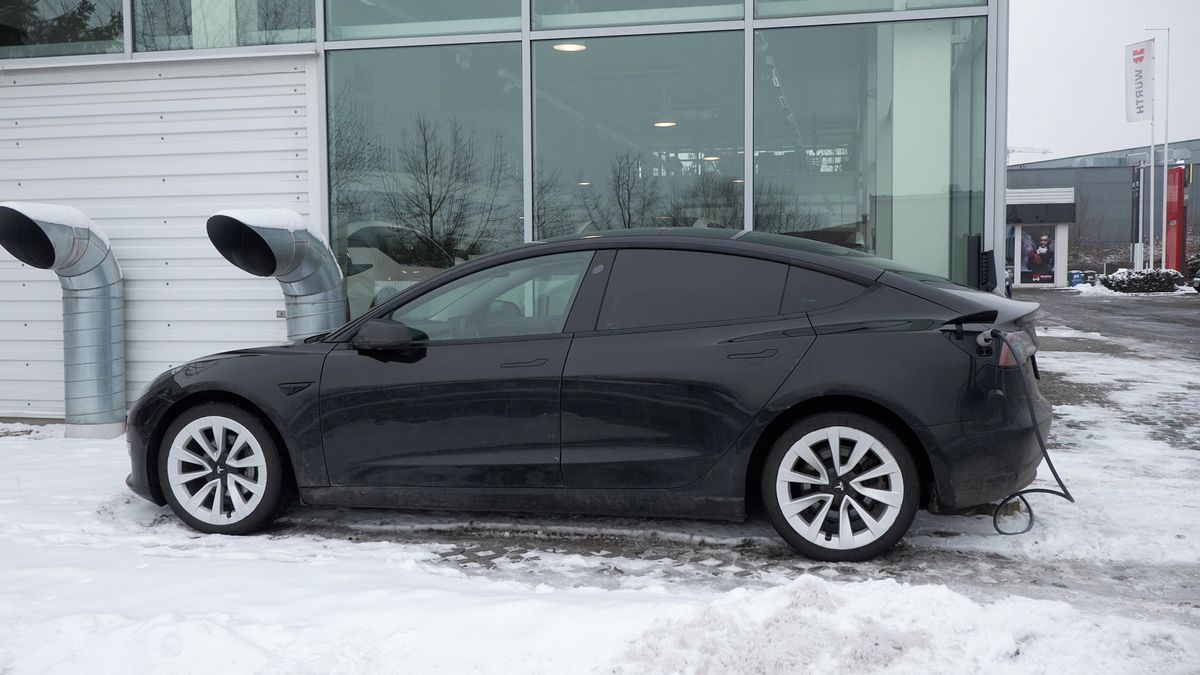 Dojezd v mrazu padá a nabíjení se vleče. Co v zimě trápí elektromobily nejvíc a jak tomu předejít