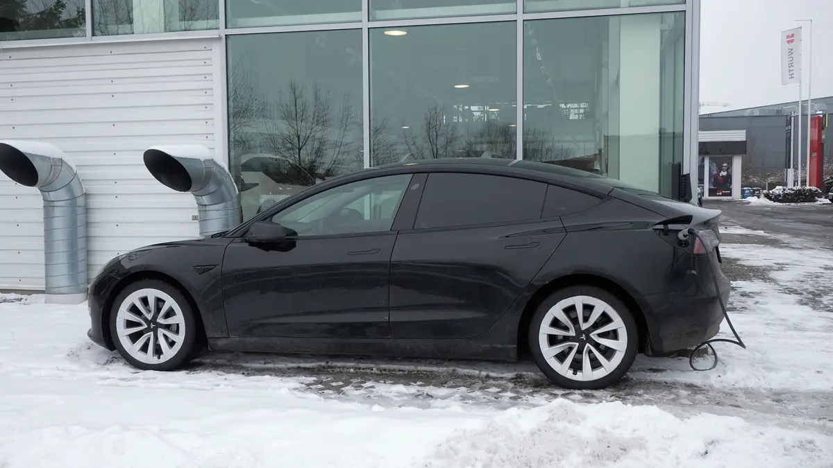Dojezd v mrazu padá a nabíjení se vleče. Co v zimě trápí elektromobily nejvíc a jak tomu předejít