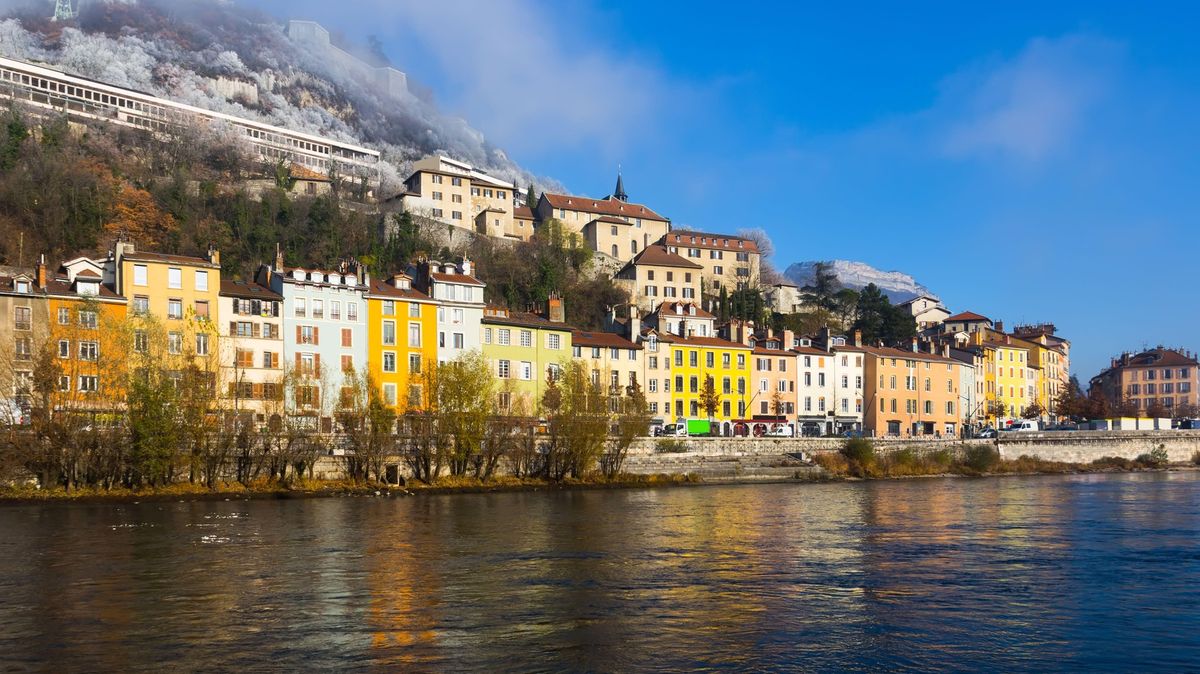 Útok granátem v kosmetickém salónu ve Francii. Zraněno je nejméně šest osob