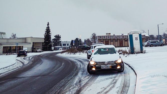 V Plzni ho nachytali v protisměru. Hlídce v jednosměrce tvrdil, že si zapomněl řidičák, za volant ale nesmí