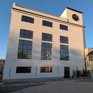 Industriální areál bývalé plavírny v Otovicích po revitalizaci využívá ke své tvorbě i místní komunita umělců