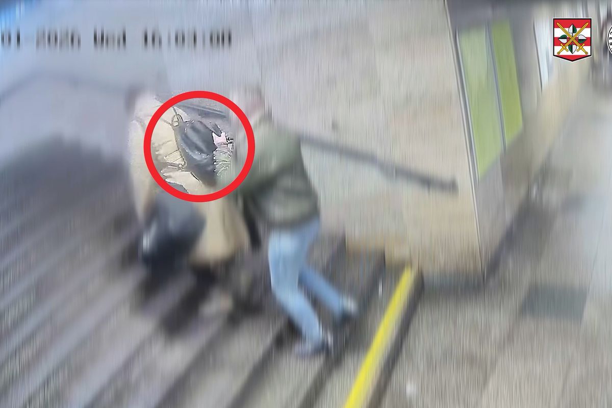 Drzý kapsář v Brně kradl z batohů na schodech za chůze