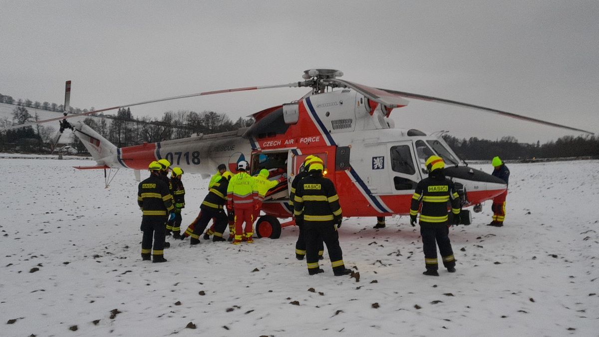 Při nehodě kamionu a tří aut na Domažlicku zemřela seniorka
