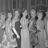 XII. Mezinárodní filmový festival Karlovy Vary, 24. července 1960. Zleva herečky Waltraut Haasová (Rakousko), Jana Kasanová (ČSSR), Irina Skobcevová (SSSR), Irina Petrescu (Rumunsko), Jana Brejchová (ČSSR), Marika Töröcsiková (Maďarsko) a argentinská herečka Kislingová.