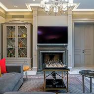 Zajímavé je ladění do teplých tónů, pro něž vytváří pozadí nenápadná šedá.