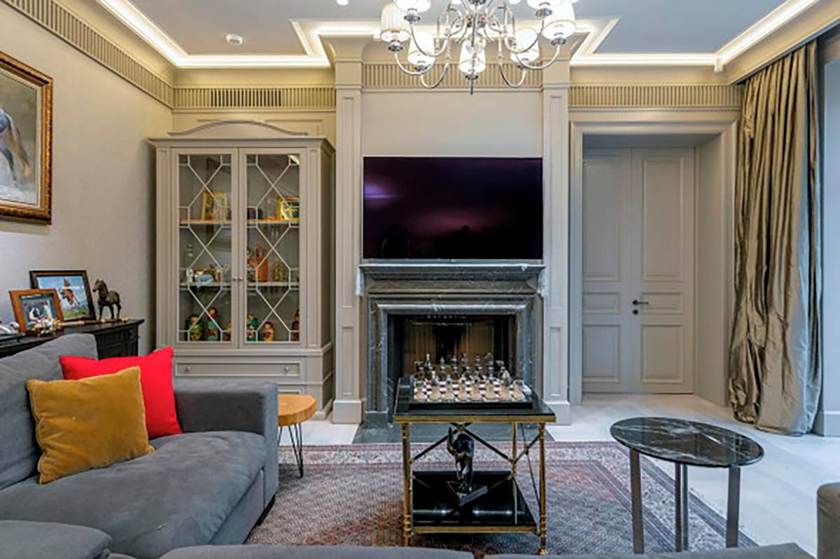 Zajímavé je ladění do teplých tónů, pro něž vytváří pozadí nenápadná šedá.