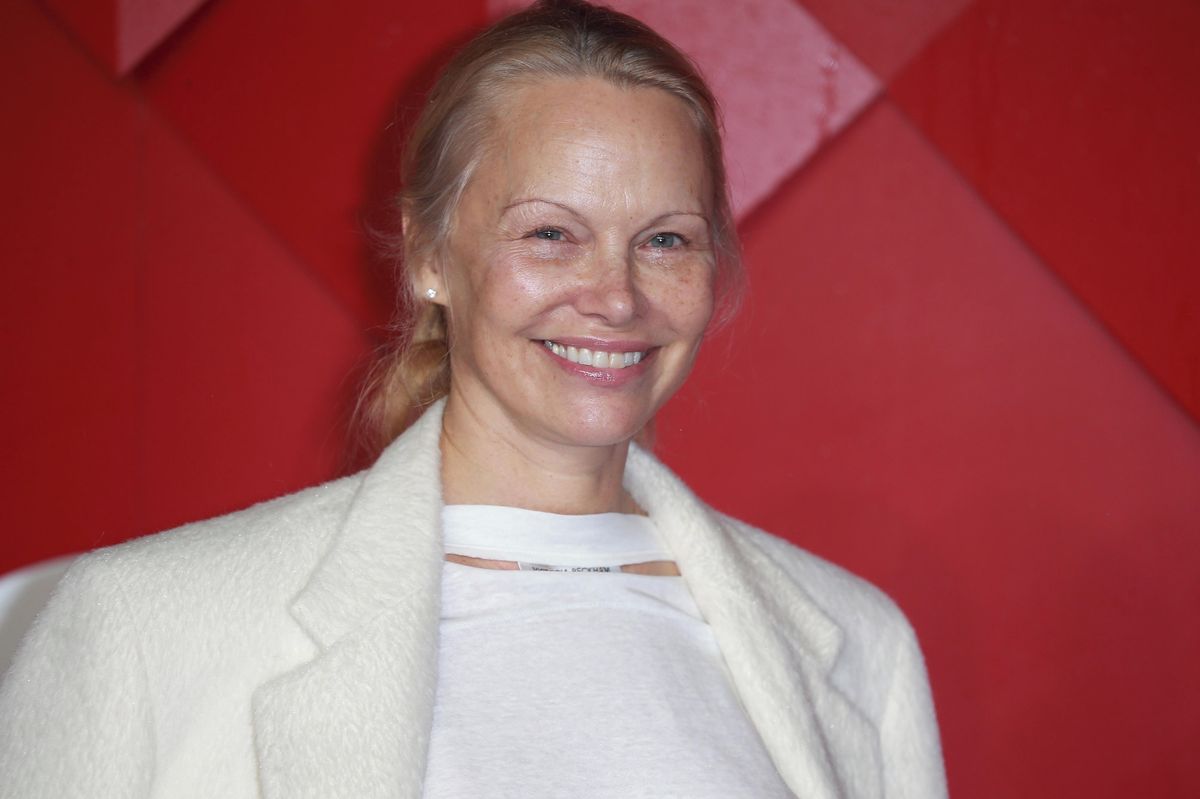 Helsinky nabízejí Pamele Andersonové přejmenování na Hyytiäinenovou