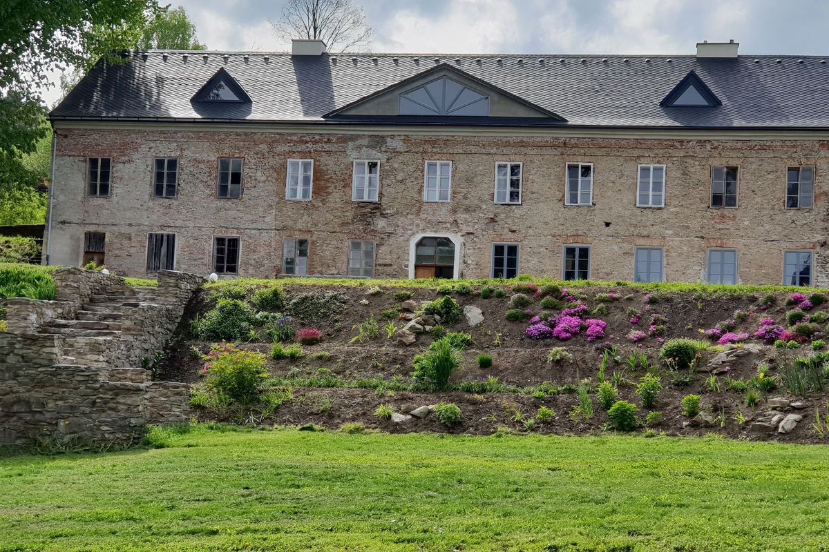 Developery na Šumavě krotí stavební uzávěra, Hartmanice se bojí o zámečky v okolí