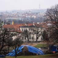Pracuje se na spoustě míst petřínského kopce. 