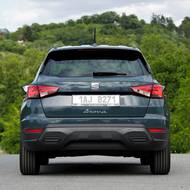 Zadní partie jsou uhlazené a ladí s emotivním designem značky.