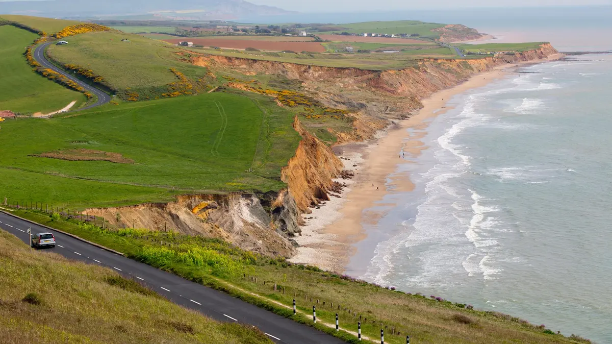 Kupte jen za 139 tisíc, nabízejí v Británii rekreační dům stojící na okraji erodujícího útesu