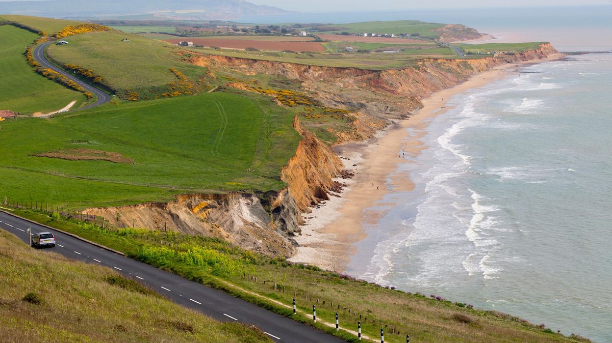 Kupte jen za 139 tisíc, nabízejí v Británii rekreační dům stojící na okraji erodujícího útesu