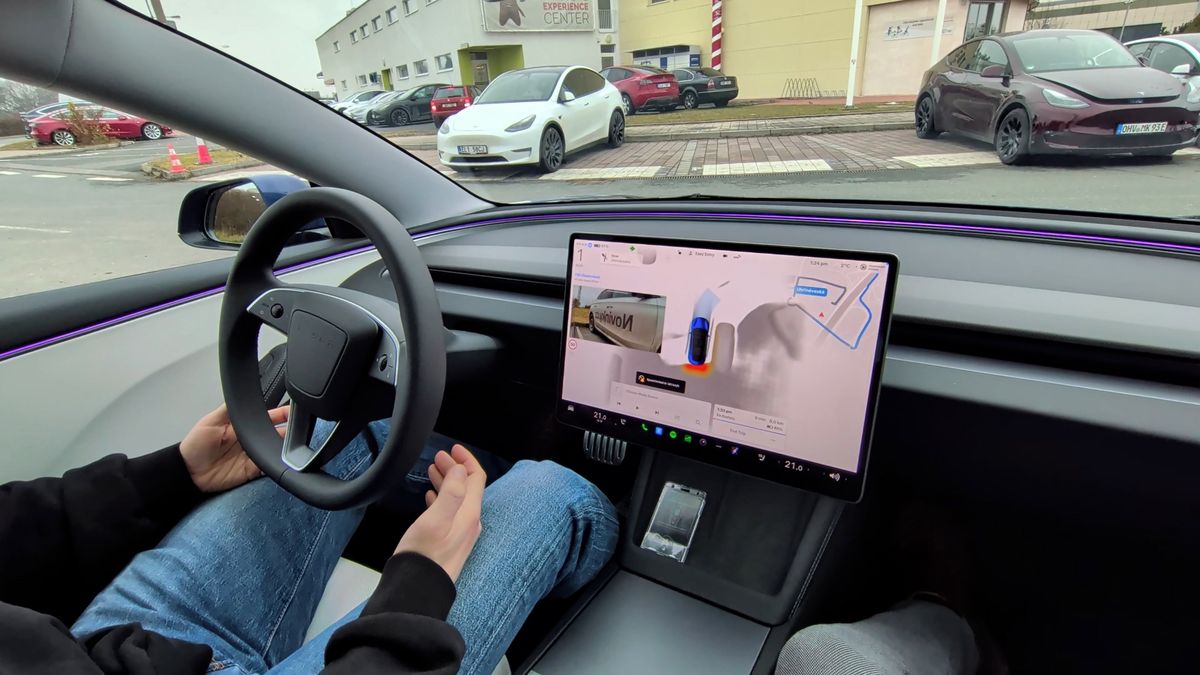 Jak jezdí autonomní tesla na českých silnicích? Svezl nás prototyp, který shání potřebná razítka