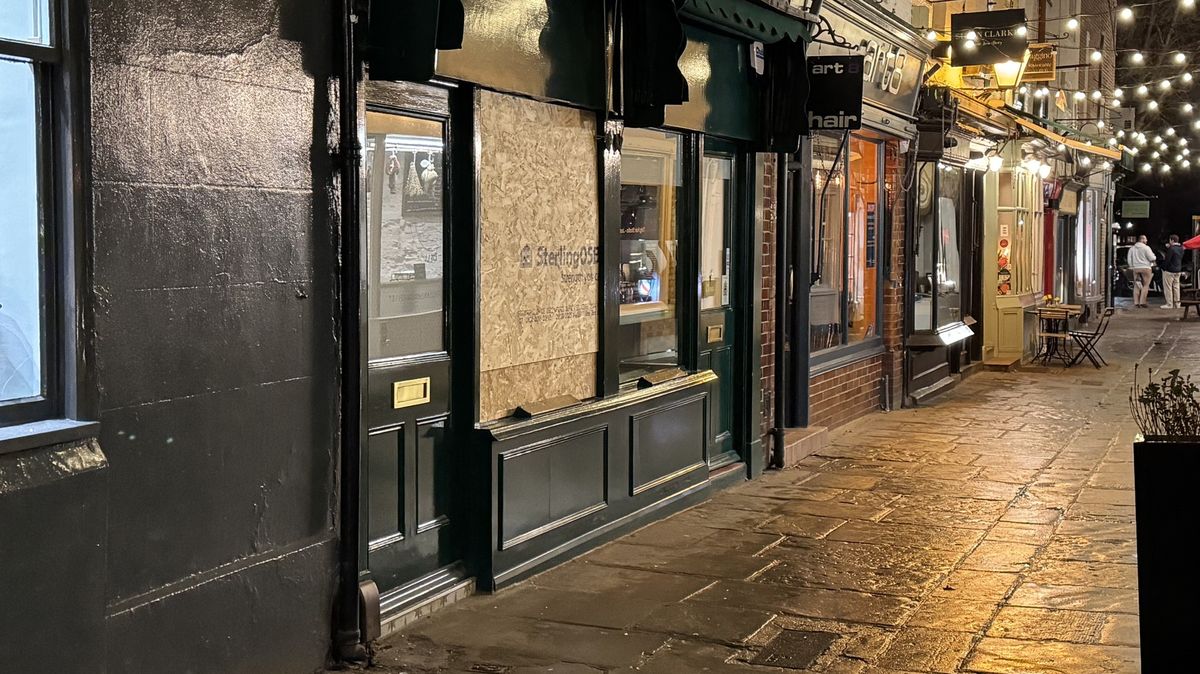 Zloději za bílého dne vymlátili výlohu klenotnictví v Londýně. Z videa je virál