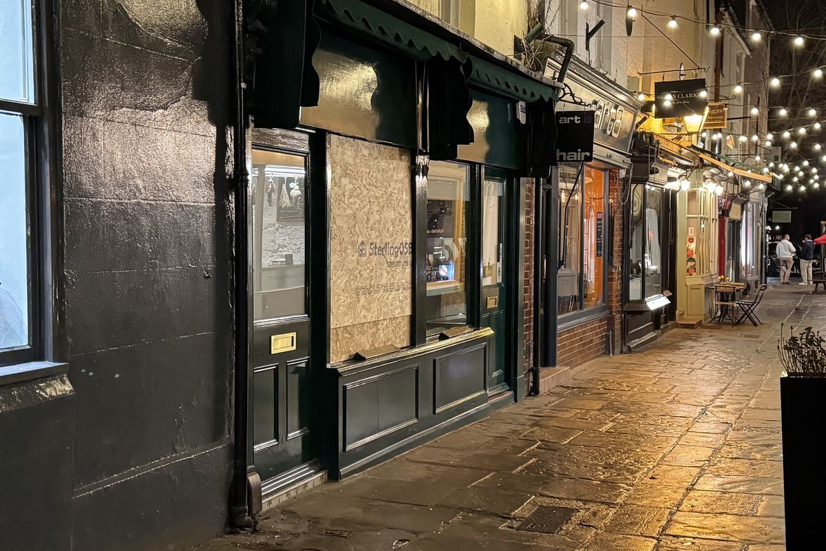 Zloději za bílého dne vymlátili výlohu klenotnictví v Londýně. Z videa je virál