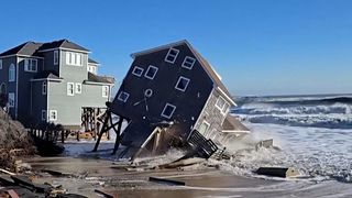 Bouře Gianna na východě USA bořila domy a zasypala pláže sněhem