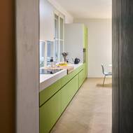 Zářivé barvy prostupují celým bytem. 