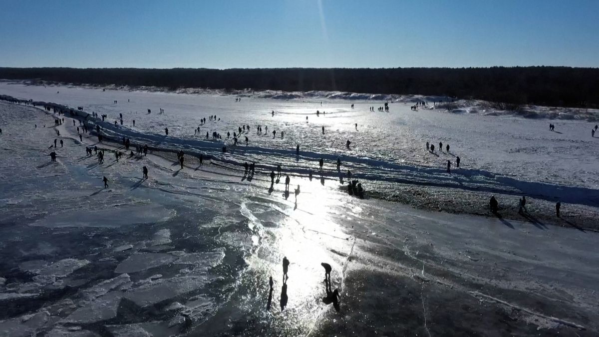 V Gdaňsku si užívají zamrzlou řeku i moře. V Pobaltí mrzlo nejvíce za 30 let