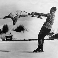  Světoznámý taneční pár Freda Whitakerová a Phil Taylor v soutěži tanečních párů na ledě. Ve Svatém Mořici mezi 464 účastníky soutěžily necelé tři desítky žen.