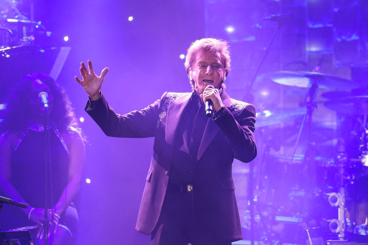 Barry Manilow ještě nemůže. Po odstranění nádoru se stále zotavuje a odložil koncerty v Las Vegas