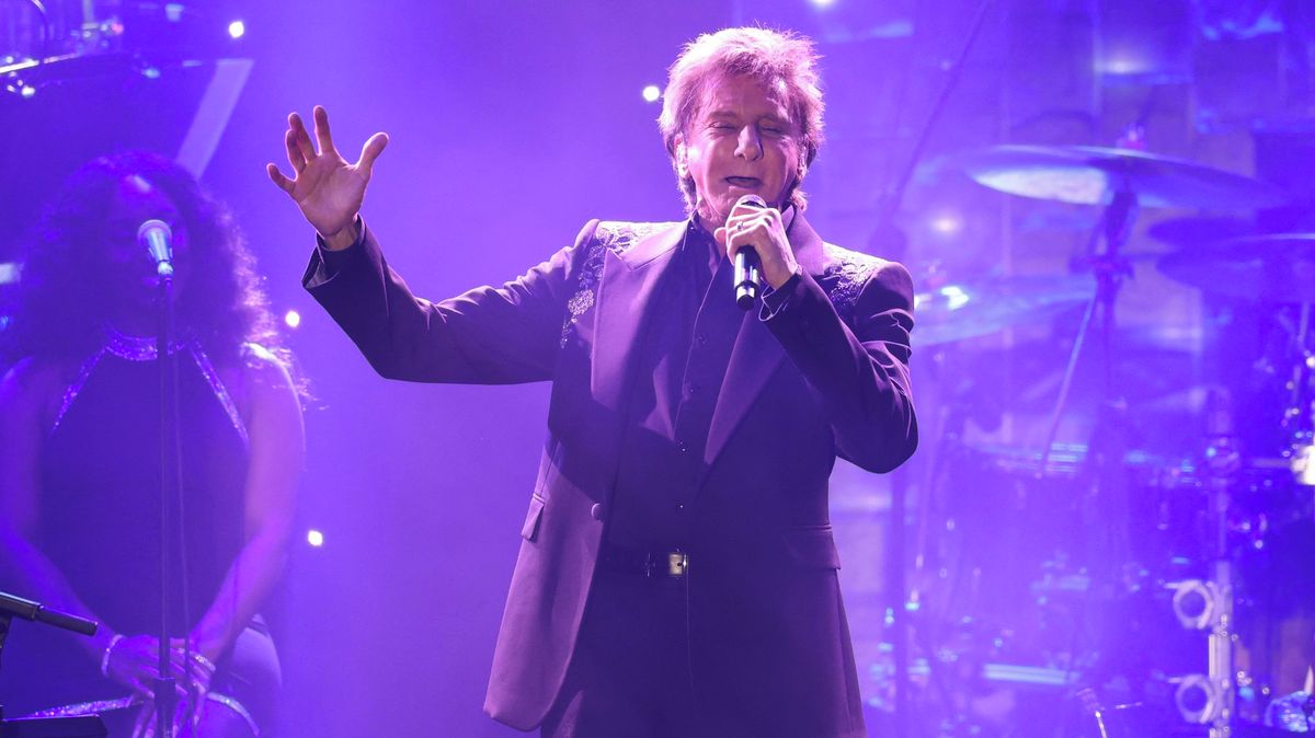 Barry Manilow ještě nemůže. Po odstranění nádoru se stále zotavuje a odložil koncerty v Las Vegas