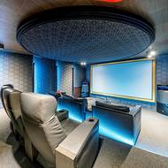 Velkou podívanou nabízí soukromý kinosál se zlatě orámovaným plátnem.