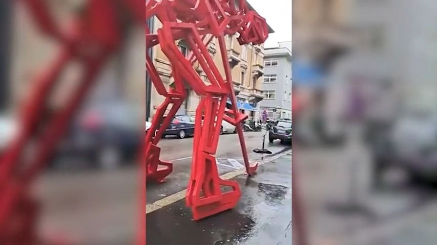 Snad hráč navíc přinese štěstí, přeje si autor obřího hokejisty před olympijským domem