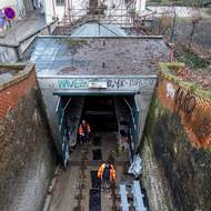 Koleje usazované u dolní stanice. 