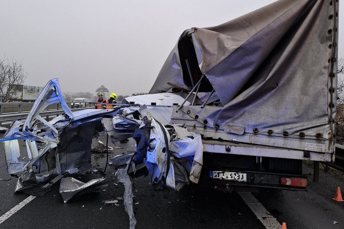 Senior vjel na Šumpersku do cesty kamionu. Zemřel na místě