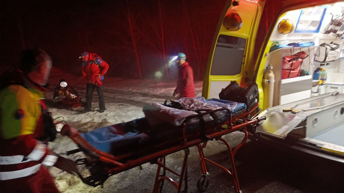 Záchranka pomáhala turistům v Beskydech, kteří uklouzli v nepřístupném terénu