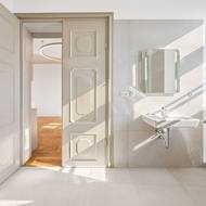 Koupelna je navržena ve střídmém duchu.