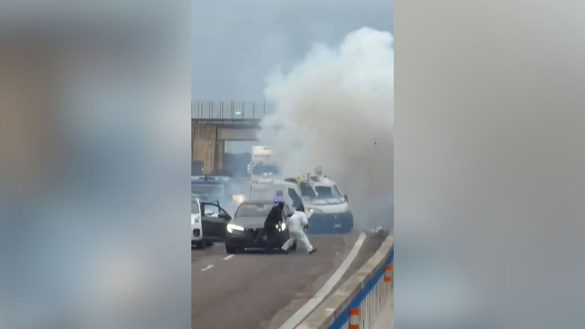 Drsné záběry z italské silnice. Ozbrojené komando přepadlo za bílého dne pancéřovanou dodávku