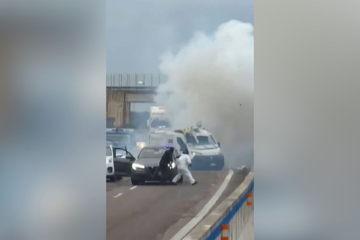 Drsné záběry z italské silnice. Ozbrojené komando přepadlo za bílého dne pancéřovanou dodávku