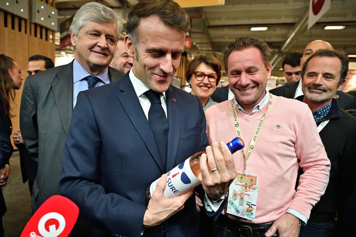 Macronovy brýle a hláška „for sure“ inspirovaly i vinaře. Objevily se na etiketě rosé z jihu Francie