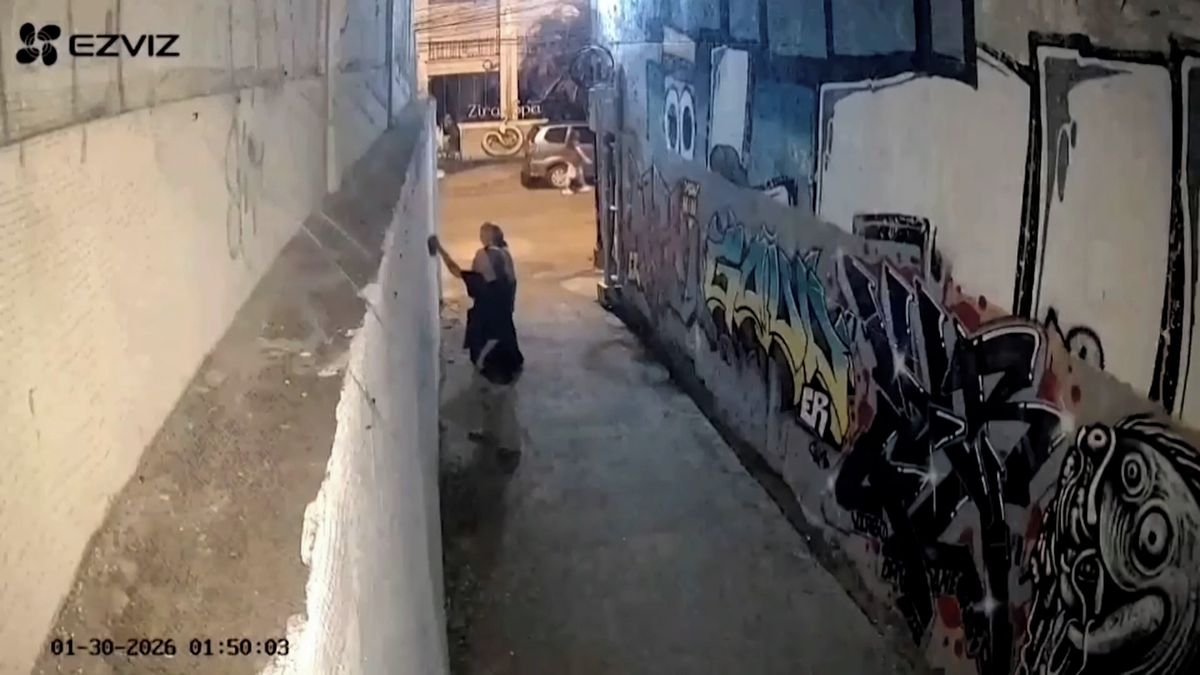 Turisté počmárali zeď thajského chrámu. Přímo před zraky bezpečnostní kamery