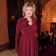 Herečka Eva Hrušková zvolila tmavší odstín a model s dlouhými rukavicemi antického střihu, který velmi lichotil její malé postavě.