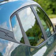 Písmenko X na zadním sloupku je dalším z řady stylových detailů.