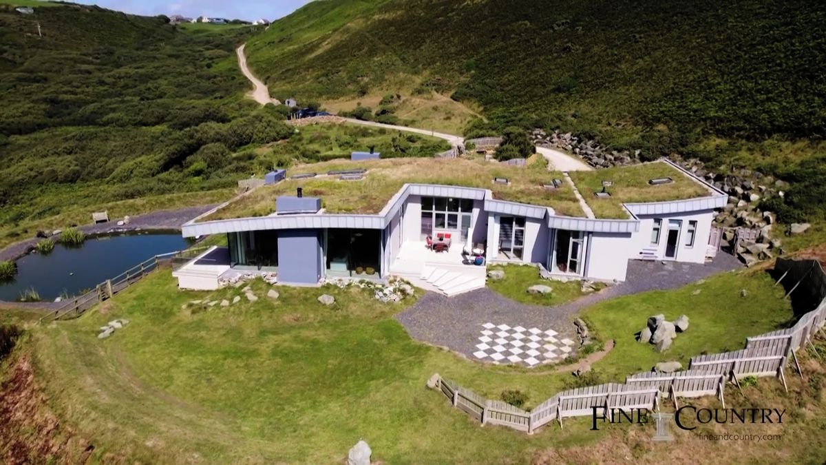 Ikonický velšský dům opentlený tituly je k mání. Jeho jméno se zdá být nevyslovitelné