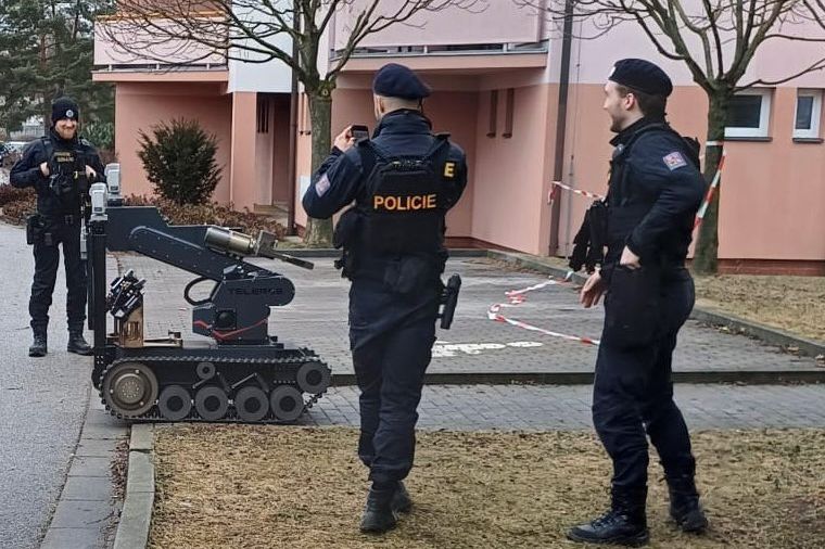 Policejní manévry v Budějovicích. Obyvatele domu vyděsil psací stroj