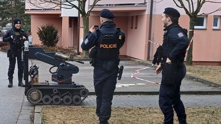 Policejní manévry v Budějovicích. Obyvatele domu vyděsil psací stroj